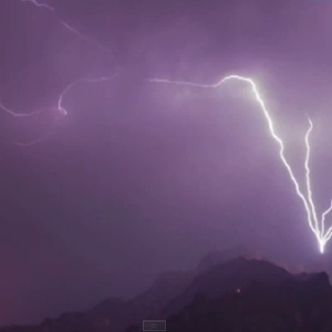 بالفيديو: شاهد البرق يخرج من الجبل على هيئة بركان
