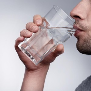 بالفيديو: تعرف على حُكم شرب الماء وقت أذآن الفجر في رمضان