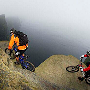 بالفيديو : مغامرة جنونية بالدراجة على طريق شديد الانحدار