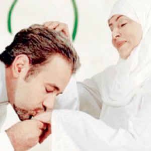 فيديو مؤثر:  معتمر يدلك قدمي والديه المُسنين بعد أن أعياهم التعب