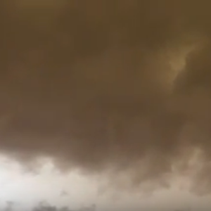 مشهد مرعب لسحابة القريات قبل لحظات من تشكُل الإعصار 