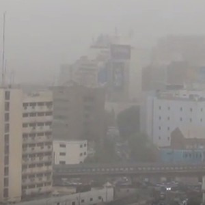 عاصفة ترابية تغطى سماء القاهرة (فيديو)