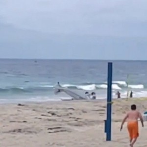 بالفيديو: طائرة تسقط على شاطئ سياحي في كاليفورنيا