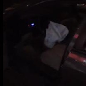 بالفيديو : انهيارمفاجئ لطريق في أمطار الرياض و سقوط خطير لسيارة 