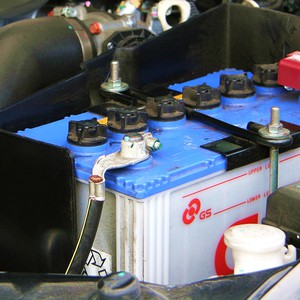 Comment recharger la batterie de la voiture dans le cas où l&#39;équipement nécessaire n&#39;est pas disponible pendant que vous êtes dans le désert !