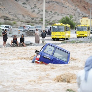 بالفيديو : عملية إنقاذ خطرة لمواطن سعودي علقت سيارته وسط السيول  