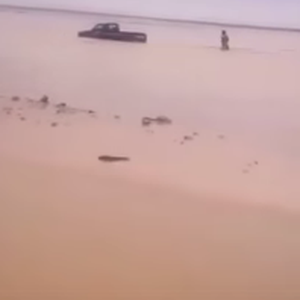 الأمطار تُغرق صحراء مصر وتُحولها إلى بركة ضخمة 