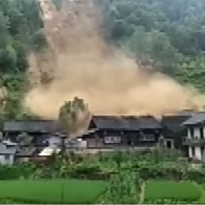 انهيار أرضي يدمر قرية في الصين