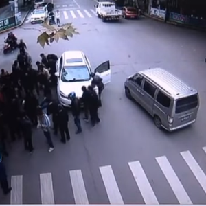 موقف بطولي: عشرات الرجال يرفعون سيارة لإنقاذ حياة امرأة