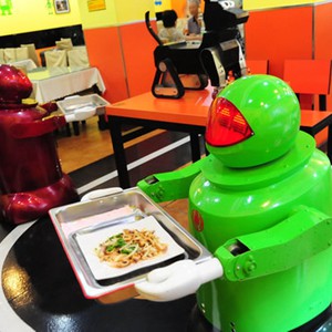 أول مقهى في العالم تديره الروبوتات بالكامل في دبي 