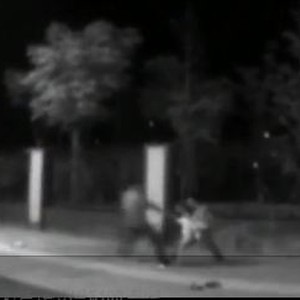 بالفيديو : الشرطة تنقذ طفلة بطريقة اعجازية من خاطف كان يضع السكينة على رقبتها