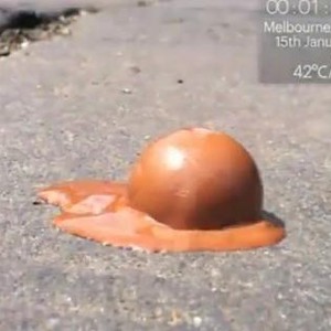 بالفيديو : شاهد كيف تذوب الشوكولاتة بسبب الحر الشديد في استراليا 