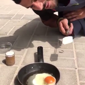 بالفيديو.. قلي البيض على حرارة الشمس الحارقة في دبي!