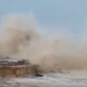 يمنيّون يوثقون اضطراب أمواج بحر العرب