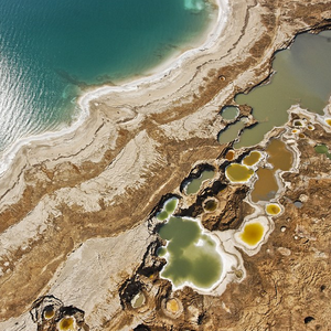 شاهد بالفيديو : ظاهرة حُفر البحر الميت الخطيرة كما تظهر من الطائرة