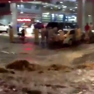 الأمطار تُحول بعض طرق الرياض إلى سيول 