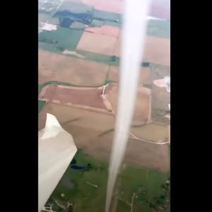 بالفيديو | طيار أمريكي يواجه اعصاراً قمعياً من مسافة صفر!  .. شاهد الان