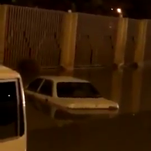 شاهد كيف أغرقت الأمطار الغزيرة عدداً من المركبات في مخرج 9 بالرياض  