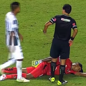 بالفيديو : حارس مرمى يتظاهر بالموت تجنباً للبطاقة الحمراء 