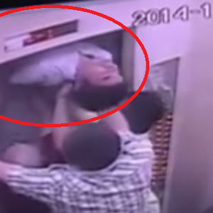 لحظة إنقاذ بطولية كادت أن تبتر جسده لنصفين 