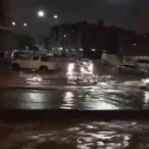 الأمطار الغزيرة تغرق شارع النسيم في الرياض 