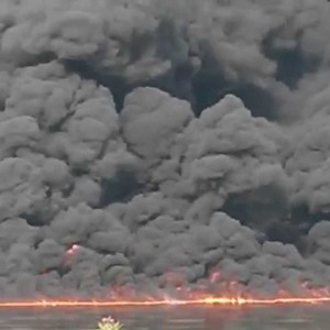 لحظات احتراق نهر دجلة بعد تلوث المياه بالنفط عام 2014