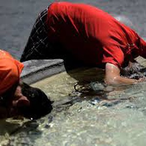 لحظة نجاة شاب كويتي من ألعاب هوائية ضخمة حملتها الرياح