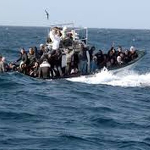 لحظة غرق سفينة تقل 300 مهاجراً قرب سواحل اليونان