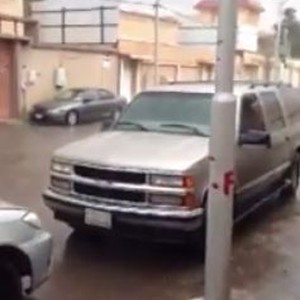 بالفيديو: أمطار الخير تُنعش الأجواء في مدينة حائل 