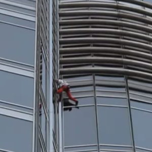 مغامر فرنسي يتسلق برج خليفه بدبي في 6 ساعات