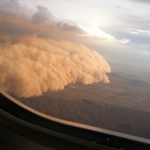 فيديو ارشيفي : لحظات عصيبة يعيشها ركاب طائرة هابطة إلى رفحاء بسبب الغبار .. منظر مخيف