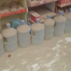 مواطن يتفاجأ بمدى الضرر الذي سببه غبار العاصفة "مظلمة" لمحله التجاري 