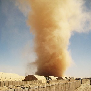 بالفيديو : زوبعة رملية بطول مئات الأمتار قرب الرياض