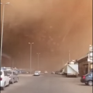 لحظة دخول العاصفة الرملية الى الرياض .. في أقل من دقيقة النهار يتحول الى ليل 