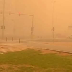 جولة في طرقات أبو ظبي وسط العاصفة الرملية