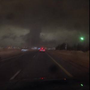 القريات: إعصار قمعي نادر وسحب مرعبة تُغرق المدينة بمياه الأمطار 