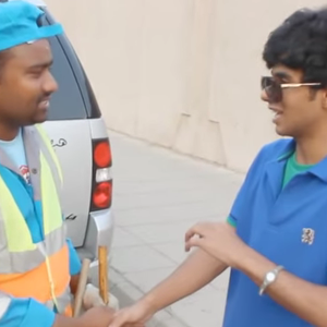  بالفيديو: في لفتة إنسانية .. شاب سعودي ينزل إلى الشارع ليقبل رؤوس عمال النظافة 