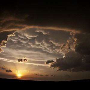 بالفيديو: مغامر يصور إعصاراً منذ نشأته وحتى انجلائه