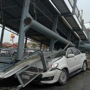 شاهد كيف أسقطت الرياح العاتية لوحة إعلانات ضخمة على عدد من المركبات في الإحساء  