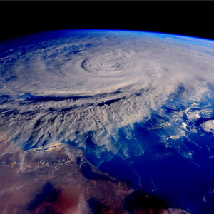 أول فيديو يرصد بداية تأثير إعصار شابالا على جزيرة سقطرى 