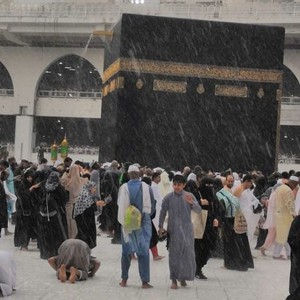 شاهد الآن | بث مباشر لأمطار الحرم المكي في مكة المكرمة