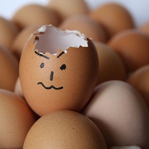 Que se passe-t-il lorsqu&#39;une voiture pesant une tonne et demie est placée sur 500 œufs de poule..Regardez le résultat