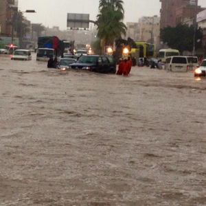 بالفيديو : شوارع املج تغرق بالفيضانات .. و الدفاع المدني يحاول إخراج بعض العالقين 