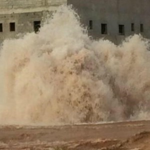 انفجار ماسور مياه في الرياض يغرق المنازل المجاورة  