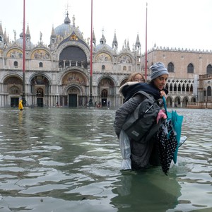 البندقية... رئيس بلديتها يعلن حالة  "الكارثة" بعد تعرض المدينة لثاني أسوأ موجة مد 