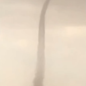 مواطنون قطريون يرصدون زوبعة رعدية ضخمة وسط البلاد 