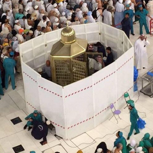 بالفيديو: شاهد لحظة غسل مقام إبراهيم بماء زمزم 