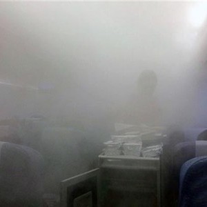  فوضى لحظة إخلاء طائرة ركاب لدى انبعاث الدخان منها                                                                                                                    