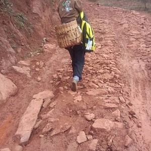 أب يحمل ابنه المعاق 30 كم يومياً لإيصاله إلى المدرسة عبر الطرق الوعرة 