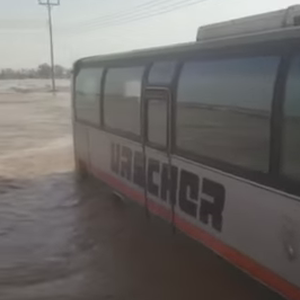 السيول تحتجز حافلة تُقل 50 راكباً غرب مكة 